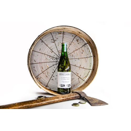 bottiglia genziana 2.0 Sottoterra ambientata con setaccio e ascia in Abruzzo